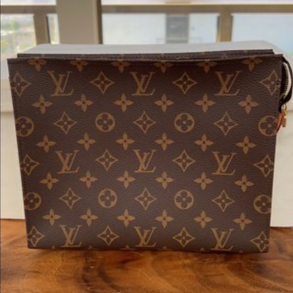 Louis Vuitton toiletry pouch 26 classic monogram